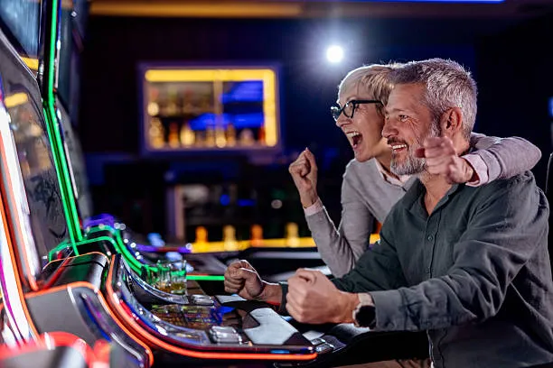 Stół do kart w kasynie z zielonym suknem